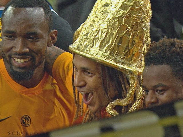 YB-Verteidiger Kevin Mbabu mit Alu-Pokal YB-Verteidiger Kevin Mbabu mit Alu-Pokal