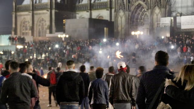 Personen auf der Domplatte in Köln. Personen auf der Domplatte in Köln.