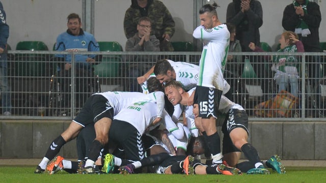 Die Fürther Spieler zelebrieren den 2:1-Siegtreffer gegen Mainz.