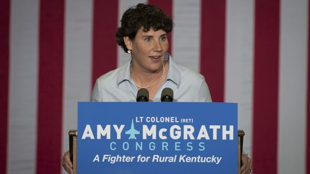 Die Demokratin Amy McGrath sieht in McConnell das Sinnbild der Probleme in der US-Politik. Die Demokratin Amy McGrath sieht in McConnell das Sinnbild der Probleme in der US-Politik.