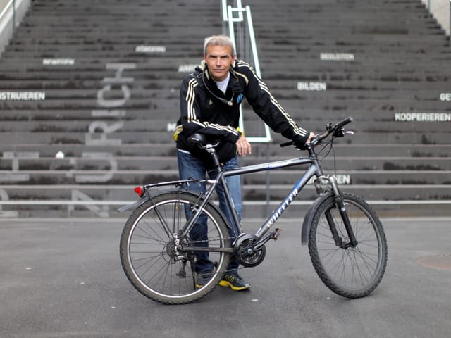 Karl posiert mit seinem Fahrrad.