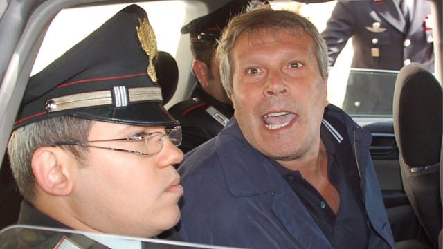 Pelle im Auto neben Polizisten. Pelle im Auto neben Polizisten.