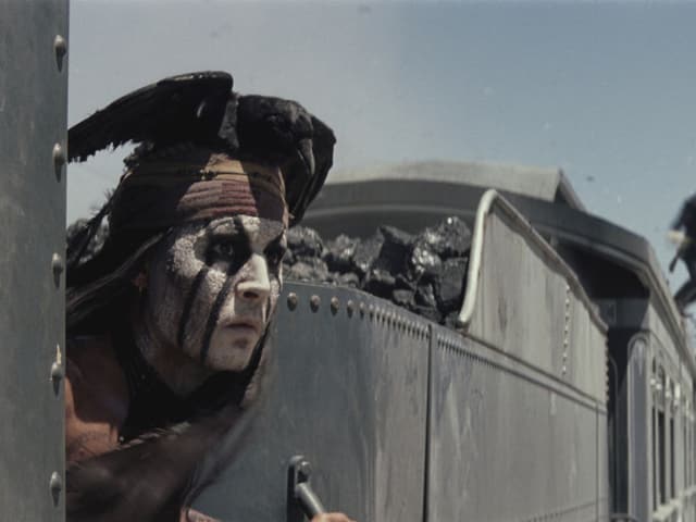 Schauspieler Johnny Depp schaut in seiner Rolle in «The Lone Ranger» hinter einem Zugwagen hervor. Schauspieler Johnny Depp schaut in seiner Rolle in «The Lone Ranger» hinter einem Zugwagen hervor.