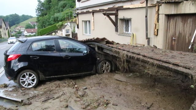 Auto unter Schlamm und Trümmern. Auto unter Schlamm und Trümmern.