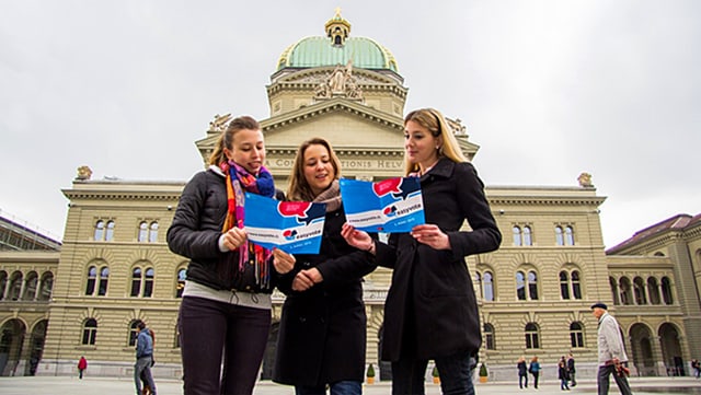 Drei junge Frauen vor dem Bundeshaus stehend.
