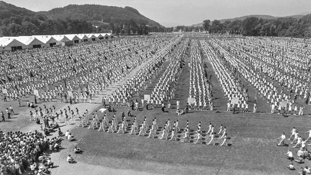 Aufmarsch der 12'000 Turner zum Abschluss des letzten Eidgenoessischen Turnfests in Aarau, am 25. Juni 1972. Aufmarsch der 12'000 Turner zum Abschluss des letzten Eidgenoessischen Turnfests in Aarau, am 25. Juni 1972.