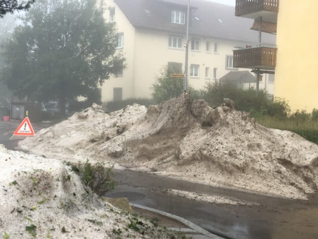 Hagelhaufen am Strassenrand
