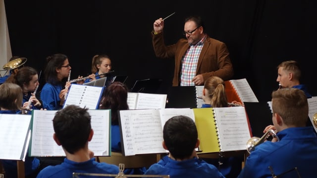 Durant l'emprova da la Musica giuvenila Valsot. Durant l'emprova da la Musica giuvenila Valsot.