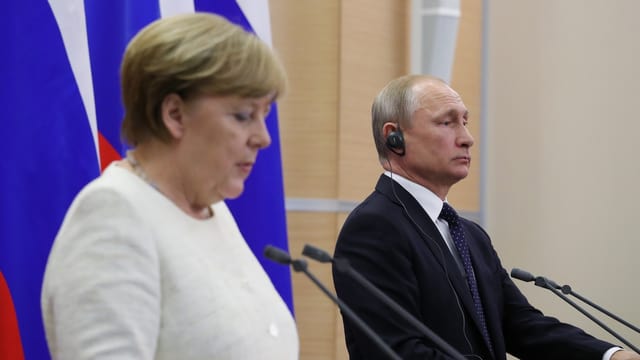 Merkel und Putin vor den Medien in Sotschi. Merkel und Putin vor den Medien in Sotschi.
