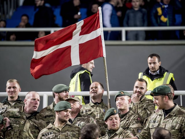 Dänische Soldaten im Stadion in Pristina Dänische Soldaten im Stadion in Pristina