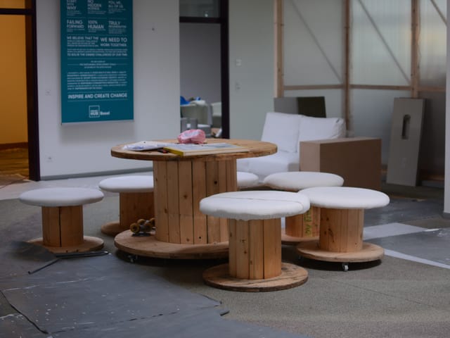 Alle Möbel in dem neuen Coworking-Space sind aus zweiter Hand oder selbstgebaut. Alle Möbel in dem neuen Coworking-Space sind aus zweiter Hand oder selbstgebaut.