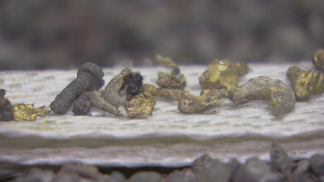 Edelmetalle, die in der Kehrichtverwertung Hinwil aus Hausmüll wiedergewonnen wurden. Edelmetalle, die in der Kehrichtverwertung Hinwil aus Hausmüll wiedergewonnen wurden.