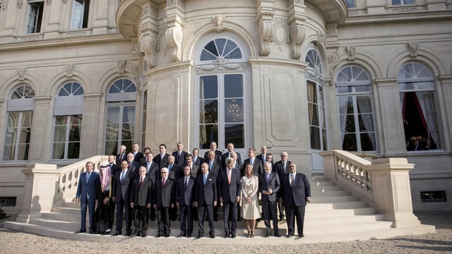 Gruppenfoto von mehreren Personen auf einer Treppe. Gruppenfoto von mehreren Personen auf einer Treppe.