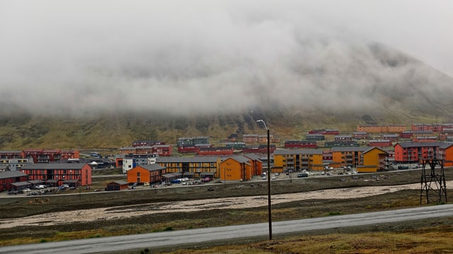 Blick auf Longyearbyen bei Regen im Sommer 2018. Blick auf Longyearbyen bei Regen im Sommer 2018.