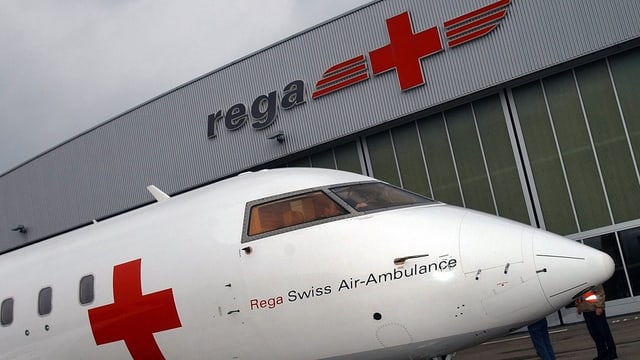 Rega-Flugzeug vor Hangar. Rega-Flugzeug vor Hangar.