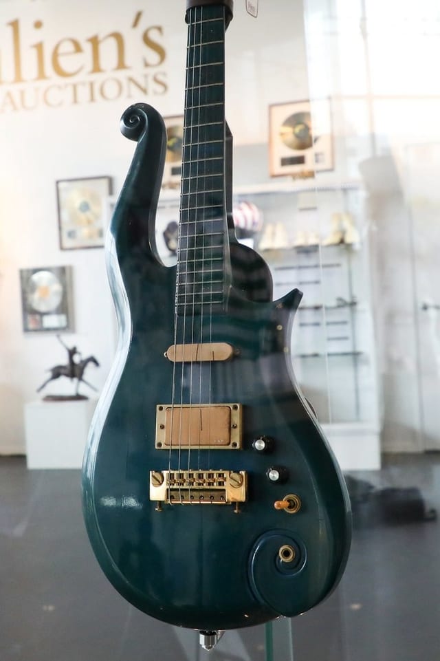 Blaugrüne Cloud-Gitarre von Prince Blaugrüne Cloud-Gitarre von Prince