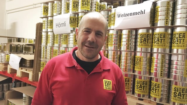 Reto Schätti von der Firma SicherSatt AG vor Notvorratsbüchsen in seinem Lager in Wald (ZH) Reto Schätti von der Firma SicherSatt AG vor Notvorratsbüchsen in seinem Lager in Wald (ZH)