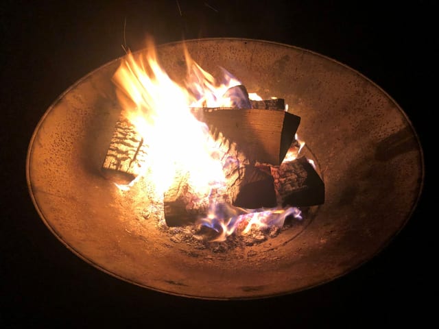 Feuerschale mit brennendem Feuer. Feuerschale mit brennendem Feuer.