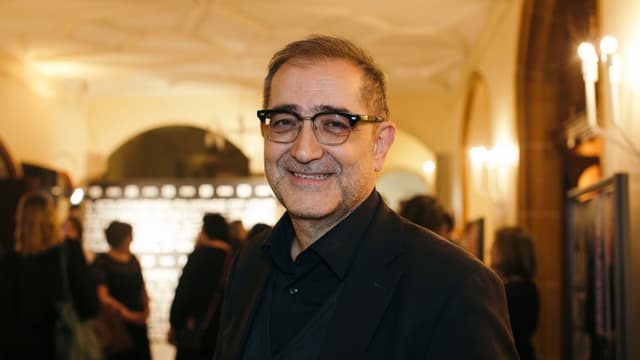 Ein Mann mit Brille, lächelnd Ein Mann mit Brille, lächelnd