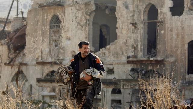 Zu sehen ist ein Mann in den Ruinen von Aleppo. Zu sehen ist ein Mann in den Ruinen von Aleppo.