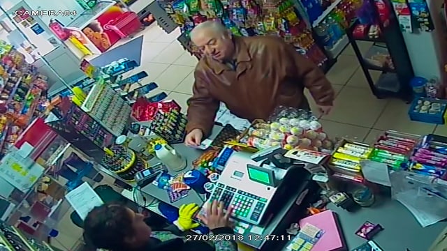 Eine Überwachungskamera zeigt Ex-Doppelagent Skripal wenige Tage vor dem Attentat in einem Shop in Salisbury. Eine Überwachungskamera zeigt Ex-Doppelagent Skripal wenige Tage vor dem Attentat in einem Shop in Salisbury.