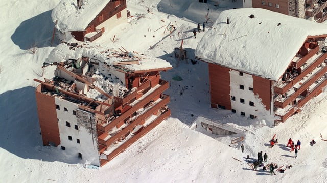 Zerstörte Häuser in Leukerbad. Zerstörte Häuser in Leukerbad.