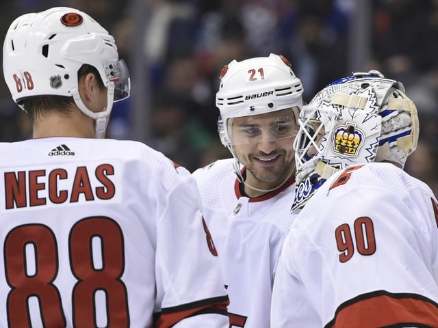Nino Niederreiter redet David Ayres gut zu. Nino Niederreiter redet David Ayres gut zu.
