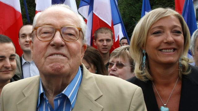 Jean-Marie und Marine Le Pen umgeben von Anhängern. Jean-Marie und Marine Le Pen umgeben von Anhängern.