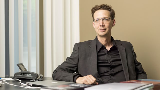 Politologe Michael Hermann sitzt an seinem Schreibtisch. Politologe Michael Hermann sitzt an seinem Schreibtisch.