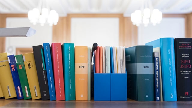 Gesetzbücher in einem Gerichtssaal Gesetzbücher in einem Gerichtssaal