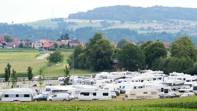 Wohnwagen auf Feld neben dem Autobahnrastplatz in Wileroltigen Wohnwagen auf Feld neben dem Autobahnrastplatz in Wileroltigen