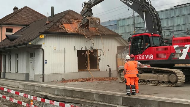 Bagger reist Holzscheune ab Bagger reist Holzscheune ab
