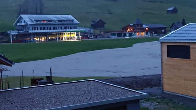 Am Morgen lagen nur noch einzelne Schneehaufen im Dorf. Am Morgen lagen nur noch einzelne Schneehaufen im Dorf.