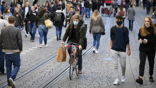 Viele Fussgänger und ein Velofahrer unterwegs in einer Gasse in der Berner Altstadt. Viele Fussgänger und ein Velofahrer unterwegs in einer Gasse in der Berner Altstadt.