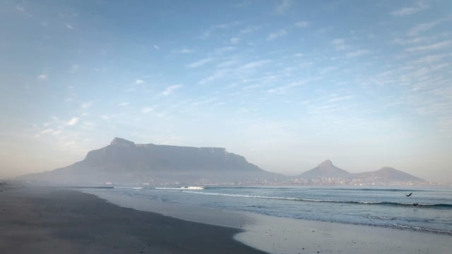 Sicht auf Tafelberg vom Strand aus Sicht auf Tafelberg vom Strand aus