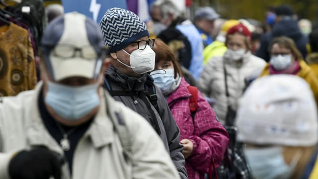 Menschen mit Masken in Finnland Menschen mit Masken in Finnland