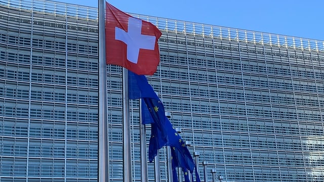 Die Schweizer Flagge vor dem Europagebäude in Brüssel. Die Schweizer Flagge vor dem Europagebäude in Brüssel.