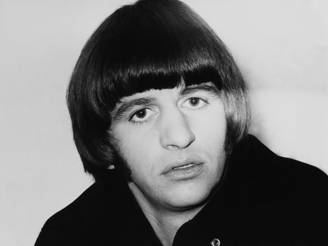 Portrait von Ringo Starr. Schwarz-weiss-Aufnahme, wo er lange Haare trägt.