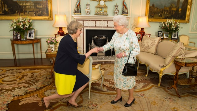 May macht Hofknicks vor der Queen. May macht Hofknicks vor der Queen.
