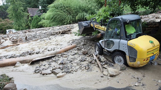  Die Strasse zwischen Gunten und Merligen wird immer wieder überschwemmt, wie hier im August 2007.