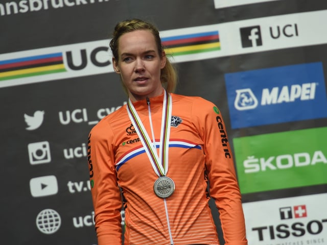 Anna van der Breggen mit der Silbermedaille im Zeitfahren. Anna van der Breggen mit der Silbermedaille im Zeitfahren.