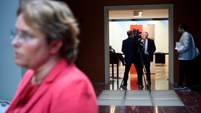 Blocher: Tochter vorne, Vater hinten im Bild. Blocher: Tochter vorne, Vater hinten im Bild.