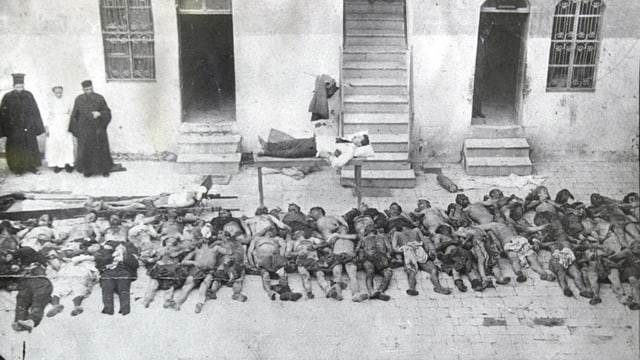 Atrocitads: Armens mazzads da l'Imperi osmanic en la citad siriana Aleppo l'onn 1915. Atrocitads: Armens mazzads da l'Imperi osmanic en la citad siriana Aleppo l'onn 1915.
