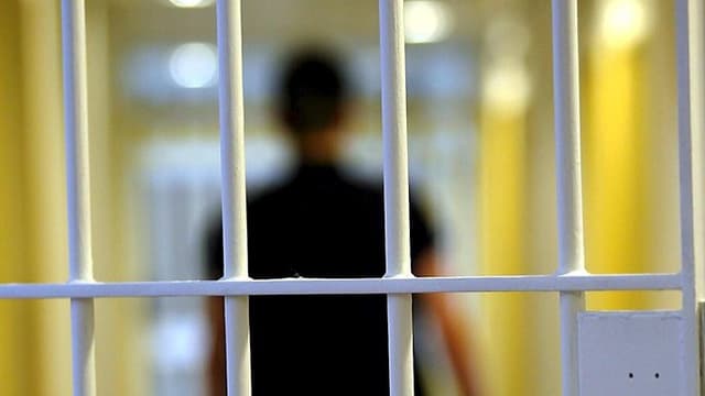 Ein Mann läuft von Gittern weg Ein Mann läuft von Gittern weg