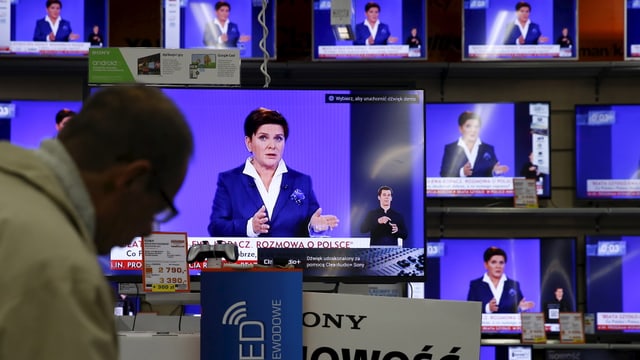 Die polnische Politikerin Beata Szydlo auf vielen Fernsehbildschirmen Die polnische Politikerin Beata Szydlo auf vielen Fernsehbildschirmen