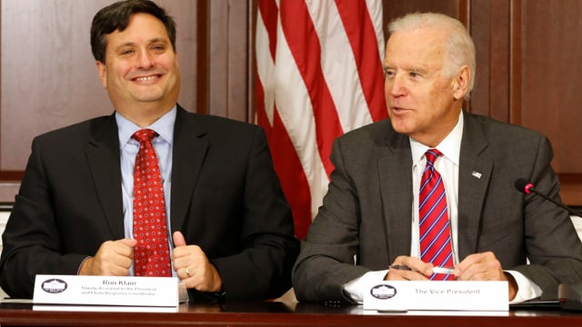 Joe Biden sitzt neben Ron Klain Joe Biden sitzt neben Ron Klain