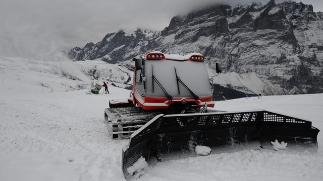 Pistenfahrzeug und Schneekanone Pistenfahrzeug und Schneekanone