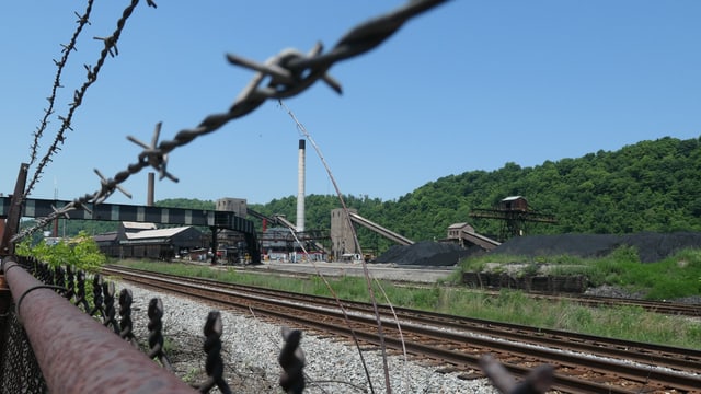Fabrik hinter Maschendrahtzaun Fabrik hinter Maschendrahtzaun