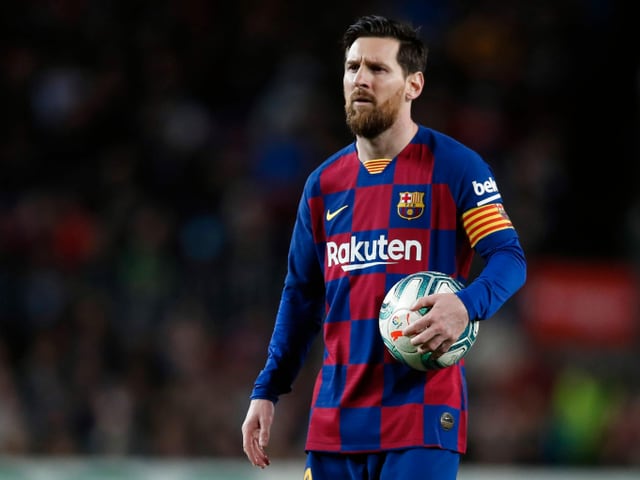 Lionel Messi hält einen Ball in der Hand Lionel Messi hält einen Ball in der Hand
