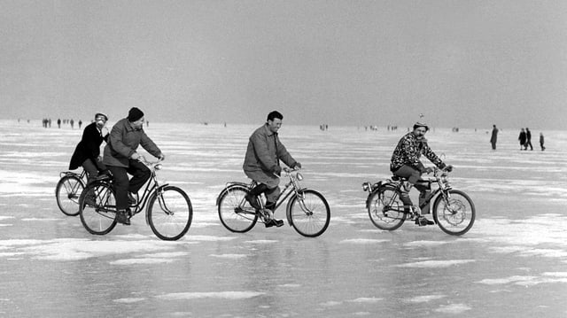 Altes Schwarzweiss-Bild von 4 Radfahrern auf dem zugefrorenen Bodensee. Altes Schwarzweiss-Bild von 4 Radfahrern auf dem zugefrorenen Bodensee.